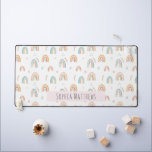 Cute Boho Aquarelle Motif arc-en-ciel<br><div class="desc">Ce design charmant,  moderne et boho dispose d'un motif arc-en-ciel rose et bleu aquarelle,  avec un coeur. L'élégant tapis de bureau dispose également d'un espace pour la personnalisation,  car vous pouvez ajouter votre nom en bas.</div>