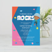 Cute Boy Rock tijdens de Birthday Invitation Kaart (Staand voorkant)