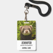 Cute Brown Ferret in de Grass Badge (Achterkant met lanyard)