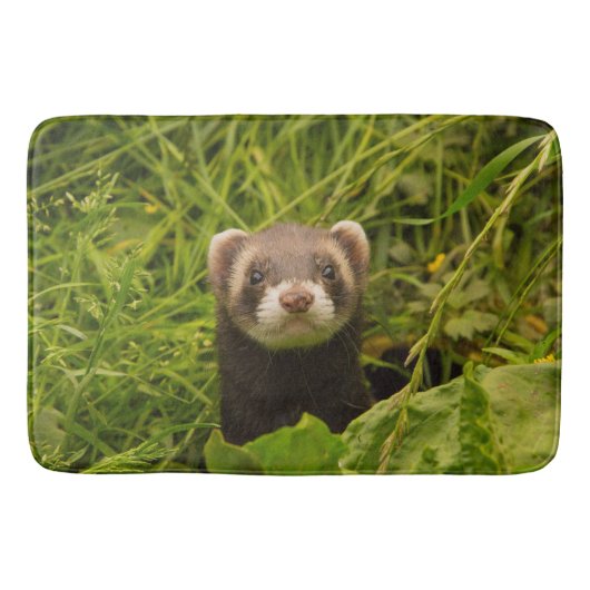 Cute Brown Ferret in de Grass Foto Badmat (Voorkant)