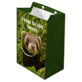 Cute Brown Ferret in de Grass Happy Birthday Medium Cadeauzakje (Voorkant Gekanteld)