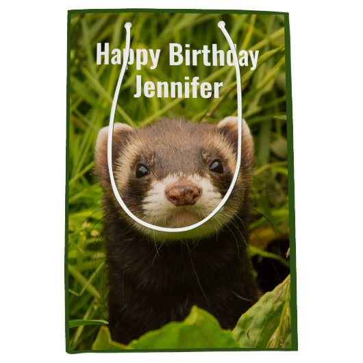 Cute Brown Ferret in de Grass Happy Birthday Medium Cadeauzakje (Voorkant)