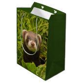 Cute Brown Ferret in de Grass Happy Birthday Medium Cadeauzakje (Achterkant Gekanteld)