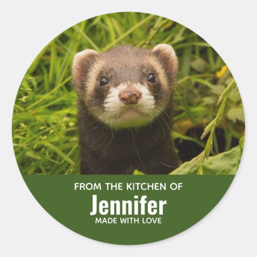 Cute Brown Ferret in de Grass Kitchen Ronde Sticker (Voorkant)