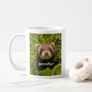Cute Brown Ferret in de Grass Koffiemok