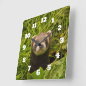 Cute Brown Ferret in de Grass Vierkante Klok (Hoek)