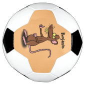 Cute brown rat duikt op cartoon voetbal (Gedraaid)