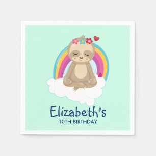 Cute Brown Sloth Mediting op een Cloud Birthday Servet
