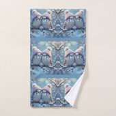 Cute budgies with bobble hats on a branch (Serviette à main)