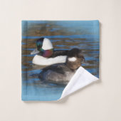 Cute Bufflehead Canards Lovebirds à Winter Pond (Gant de toilette)