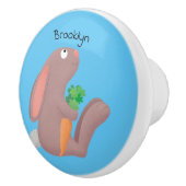 Cute bunny rabbit, zittend met wortelcartoon keramische knop (Rechts)