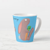 Cute bunny rabbit, zittend met wortelcartoon latte mok (Rechterhoek)