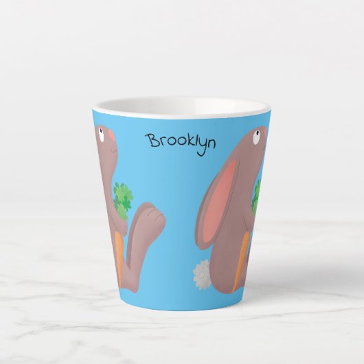 Cute bunny rabbit, zittend met wortelcartoon latte mok (Voorkant)