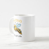 Cute buzzing bee cartoon koffiemok (Voorkant links)