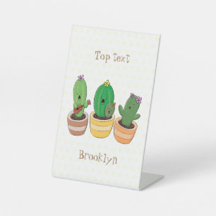 Cute cactus trio singing cartoon illustratie reclamebord met voetstuk
