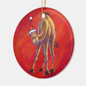 Cute Camel Kerstmis op rood Keramisch Ornament (Links)