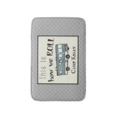 Cute Camping RV "Dit is hoe we werken", gepersonal Badmat (Voorkant Verticaal)