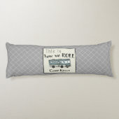 Cute Camping RV "Dit is hoe we werken", gepersonal Lichaamskussen (Achterkant)