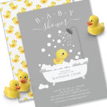 Cute Caoutchouc Douche Bébé Invitation<br><div class="desc">Adorable canard dans une baignoire avec pomme de douche posée sur un arrière - plan gris foncé pour un baby shower neutre. Retournez notre douce invitation pour voir un canard coordinateur pour une touche spéciale supplémentaire. Visitez notre boutique pour voir les articles de douche correspondants. Cette invitation est également disponible...</div>