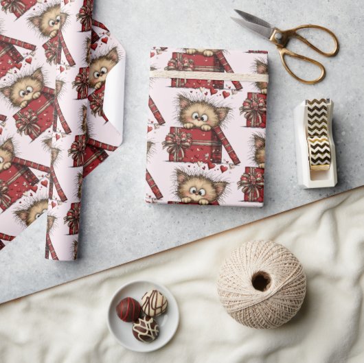 Cute Cartoon Kitten in a Box with Hearts Pattern Cadeaupapier (Crafts)