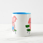 Cute Cartoon Pig Reading on a Bench Mok (Center)