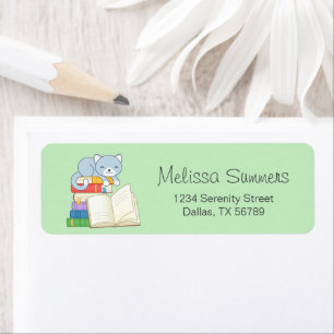 Cute Cat bovenop een boekenstapel op groen Etiket