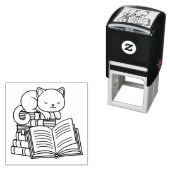 Cute Cat bovenop Stack of Books Zelfinktende Stempel (In situ)