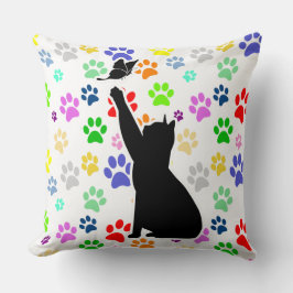 Cute Cat die een vlinder achtervolgt op een Cute P Kussen