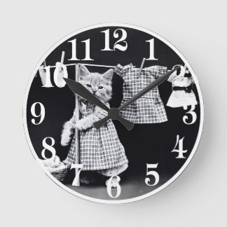 Cute Cat Doing Laundry in Clothes Print Ronde Klok