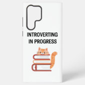 Cute Cat on Books "Introvert in Progress" Samsung Galaxy Hoesje (Achterkant)