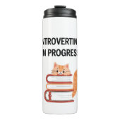 Cute Cat on Books "Introvert in Progress" Thermosbeker (Voorkant)