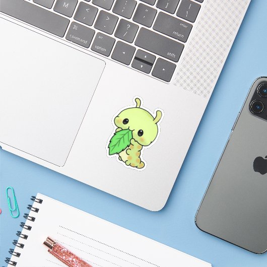Cute Caterpillar Eating Leaf Sticker (Ordinateur portable avec iPhone)