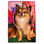 Cute Chihuahua Amid Spring Flowers Medium Cadeauzakje (Voorkant)
