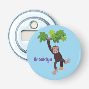 Cute chimpansee in oerwoud hangende cartoon button flesopener