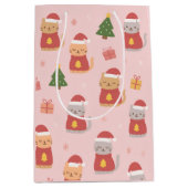 Cute Christmas Cats Pattern – Pink Holiday Design Medium Cadeauzakje (Voorkant)