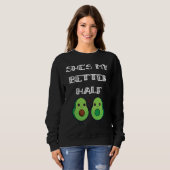 Cute Couples Matching She's My Better Half Avocado Trui (Voorkant volledig)