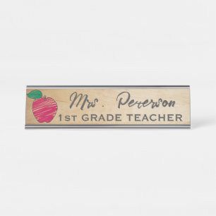 Cute Crayon Apple Personalized Wooden Teacher Bureau Naambordje