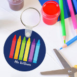Cute Crayon Enseignant sur mesure<br><div class="desc">Un beau cadeau de la Semaine d'appréciation de l'enseignant ou de la fin de l'année pour un jardin d'enfants à donner à leur enseignant de l'école primaire. Personnalisé avec un nom sous l'arc-en-ciel mignon de crayons. Un porte - clé adorable pour un professeur d'école maternelle.</div>