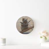 Cute Crouching Squirrel op Branch Ronde Klok (Huis)