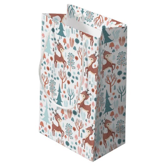 Cute Deer in Whimsical Forest Pattern Business Klein Cadeauzakje (Achterkant Gekanteld)