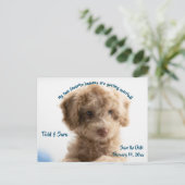 Cute Dog en zijn Humans sparen de Datum Aankondigi Briefkaart (Staand voorkant)