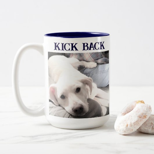 Cute Dog Photo Kicking Back with Paw on Dad Funny` Tweekleurige Koffiemok (Met donut)