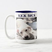 Cute Dog Photo Kicking Back with Paw on Dad Funny` Tweekleurige Koffiemok (Links)