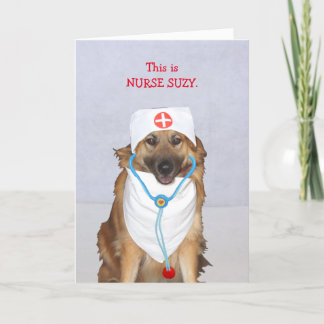 Cute Dog verpleegster krijgt een goede Kaart