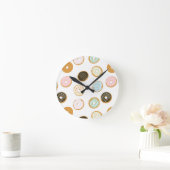Cute Donut met kleurrijk Bevrijdend Baker Ronde Klok (Huis)