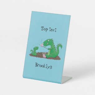 Cute dragons roasting marshmallows cartoon reclamebord met voetstuk