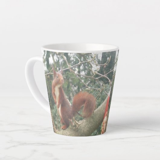 Cute Écureuil debout Latte Mug (Angle gauche)