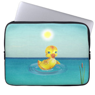 Cute eendje zwemt in het meer laptop sleeve