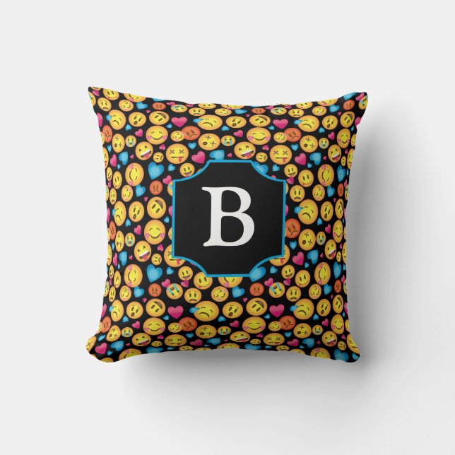 Cute Emoji Print Pillow met Monogram op zwart Kussen (Voorkant)
