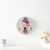 Cute Fluffy Dog met een kat op zijn hoofd Ronde Klok (Huis)